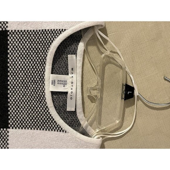 SIZE MEDIUM MAX STUDIOS COLOR BLOCK GRAY & WHITE 3/4 SLEEVE SWEATER - Picture 3 of 8